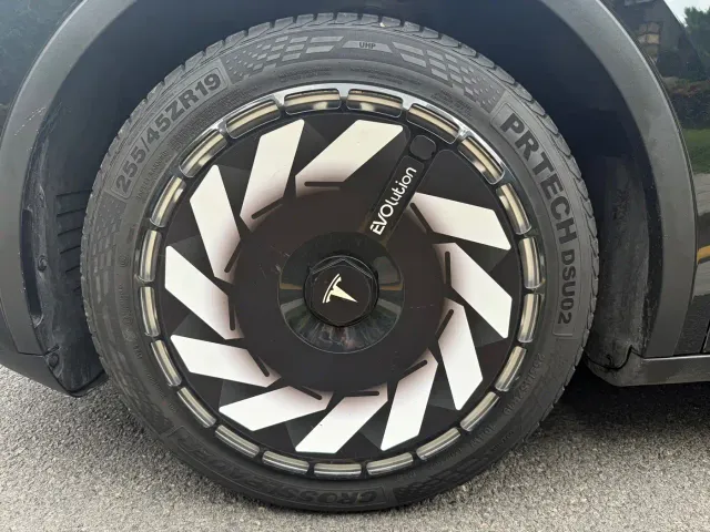 Tesla Model Y — Фото автомобиля 13