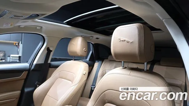 Jaguar F-PACE — Фото автомобиля 18