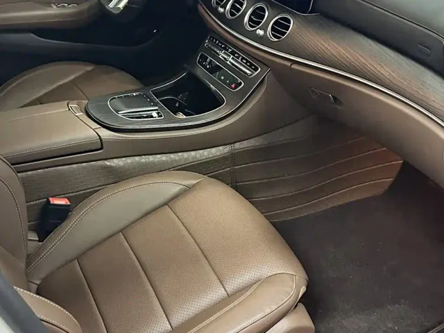 Mercedes-Benz E-Class — Фото автомобиля 11