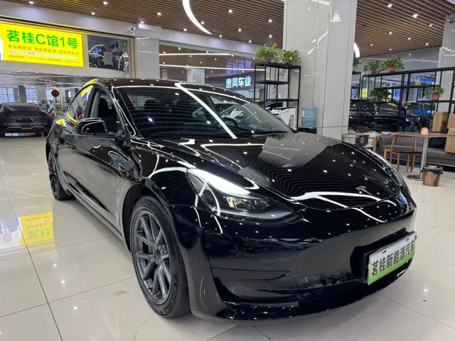 Tesla Model 3 — Фото автомобиля 3