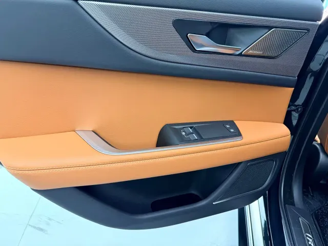 Jaguar XEL — Фото автомобиля 12