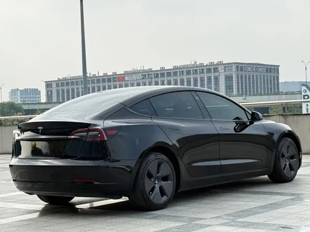 Tesla Model 3 — Фото автомобиля 18