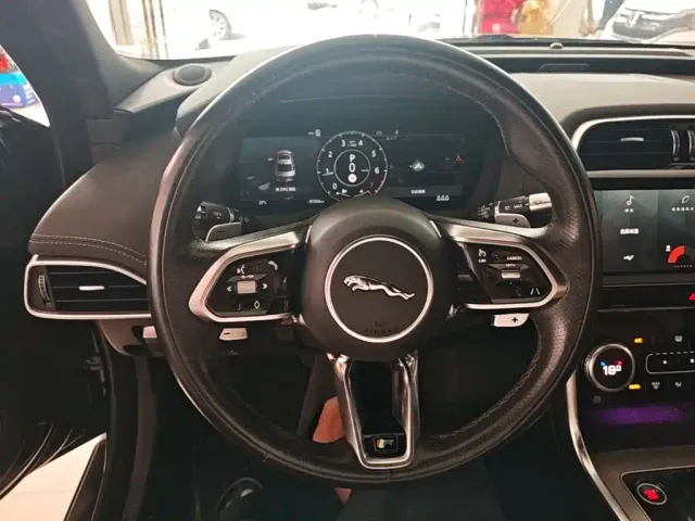 Jaguar XEL — Фото автомобиля 10