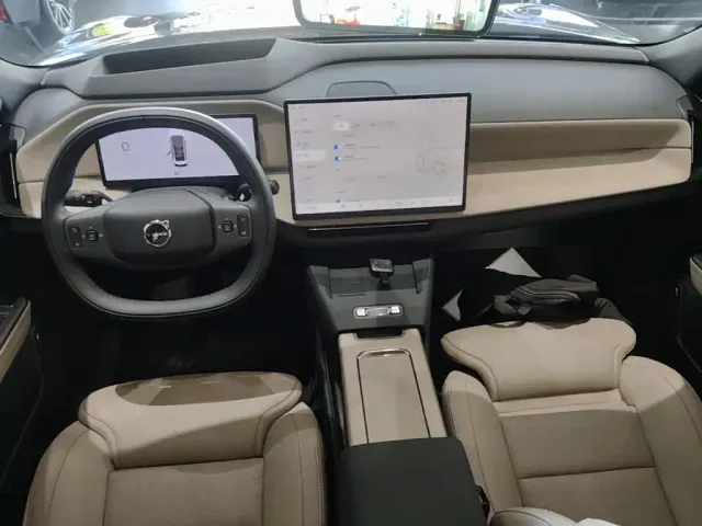 Volvo XC70 Plug-in Hybrid — Фото автомобиля 9