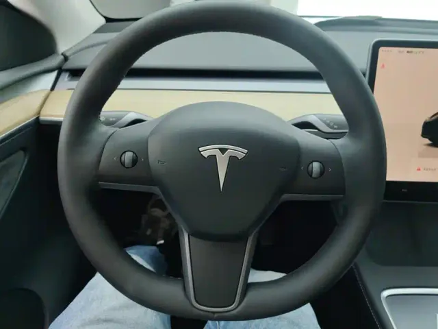 Tesla Model Y — Фото автомобиля 14