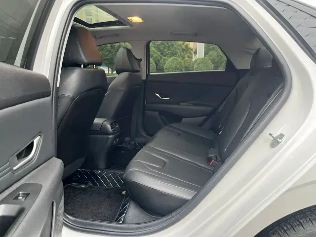 Hyundai Elantra — Фото автомобиля 14