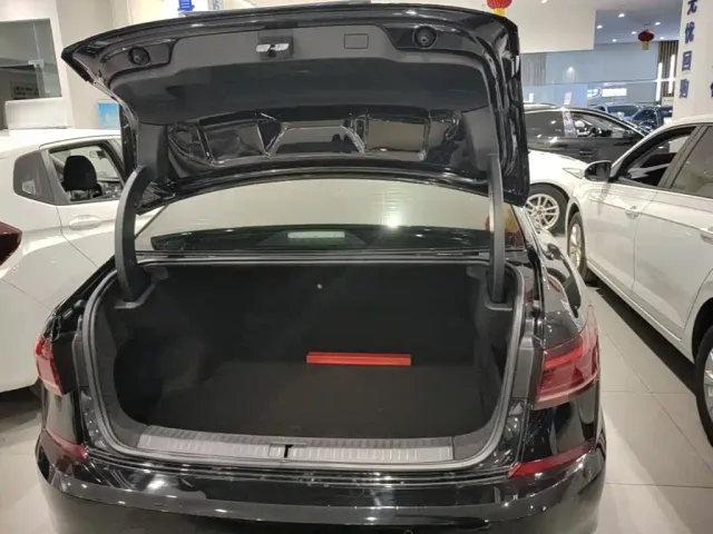 Volkswagen Passat — Фото автомобиля 18