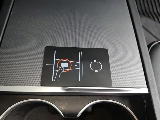 Tesla Model 3 — Фото автомобиля 8