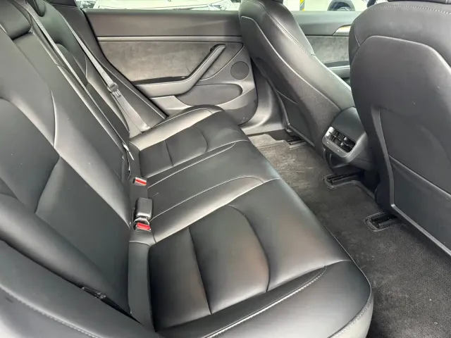 Tesla Model 3 — Фото автомобиля 10