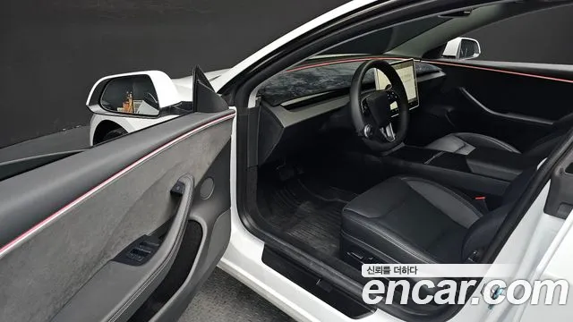 Tesla Model 3 — Фото автомобиля 10