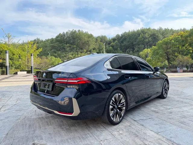 BMW 5 Series — Фото автомобиля 4