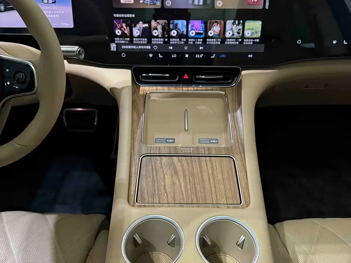 AITO Wenjie AITO M8 2025 Pure Electric Max+ 6-seater AWD — Фото автомобиля 14