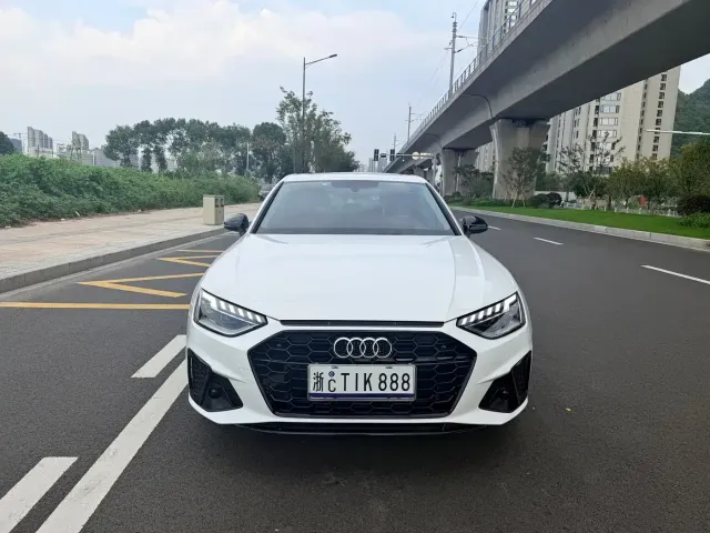Фотография автомобиля — Audi A4L