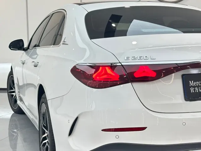 Mercedes-Benz E-Class — Фото автомобиля 8