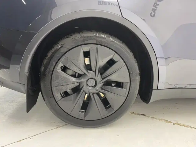 Tesla Model Y — Фото автомобиля 11