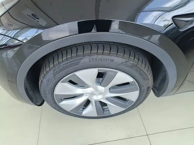 Tesla Model Y — Фото автомобиля 22