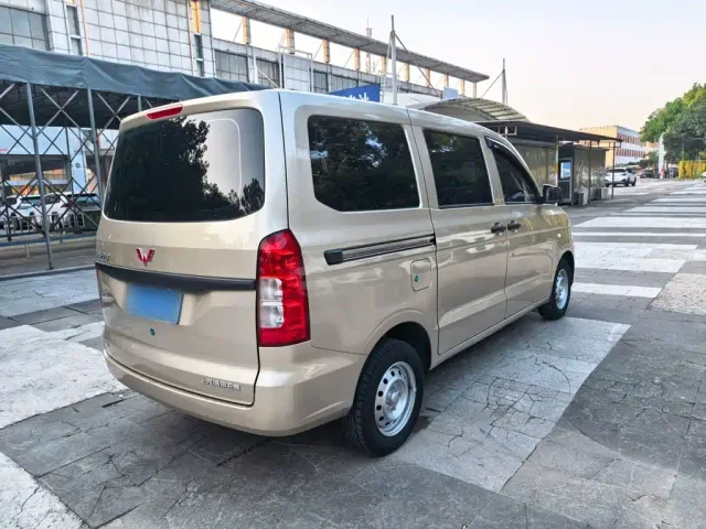Wuling Hongguang V — Фото автомобиля 6