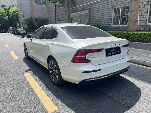Volvo S60 — Фото автомобиля 8