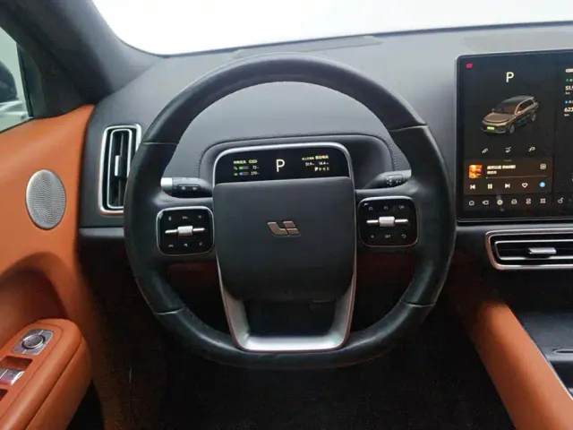 Li Auto L8 — Фото автомобиля 15