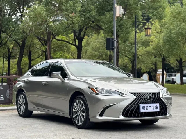 Lexus ES — Фото автомобиля 3