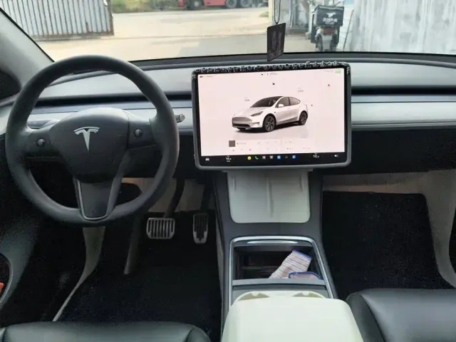 Tesla Model Y — Фото автомобиля 12