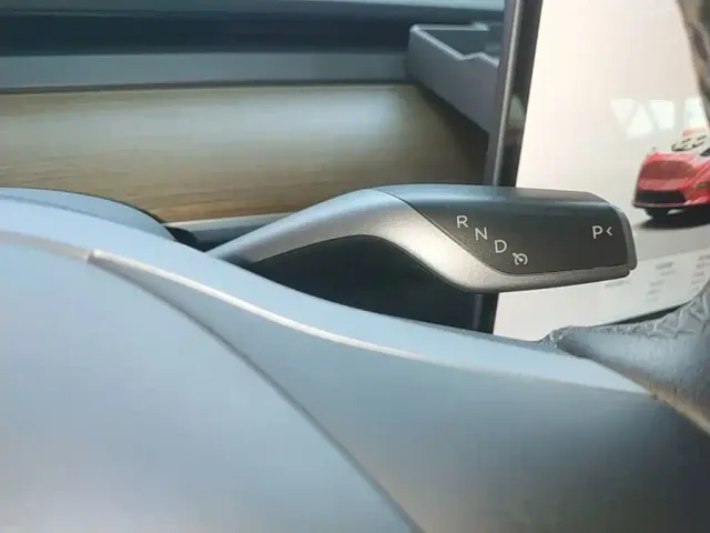 Tesla Model Y — Фото автомобиля 13