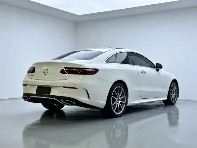 Mercedes-Benz E-Class — Фото автомобиля 4