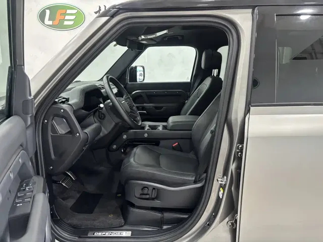 Land Rover Defender — Фото автомобиля 13