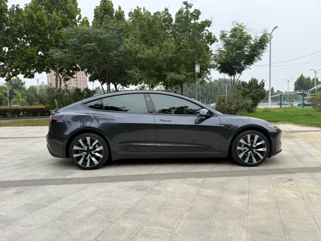 Tesla Model 3 — Фото автомобиля 4