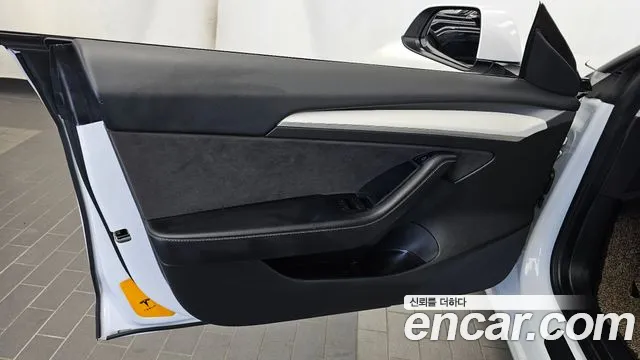 Tesla Model 3 — Фото автомобиля 24