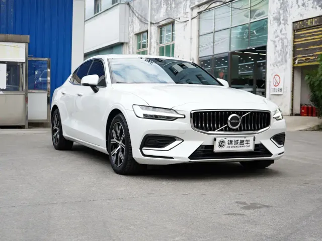 Volvo S60 — Фото автомобиля 3