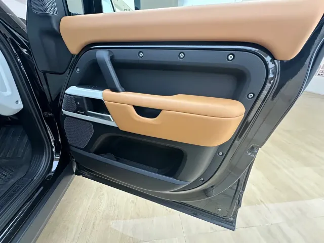 Land Rover Defender — Фото автомобиля 22