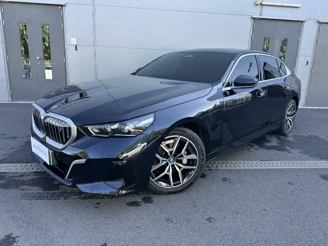 Фотография автомобиля — BMW i5