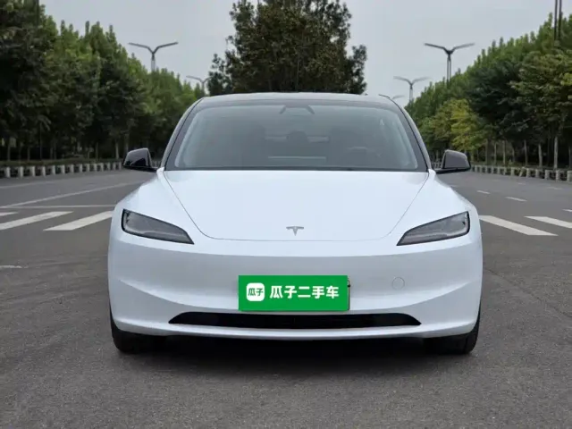 Tesla Model 3 — Фото автомобиля 2