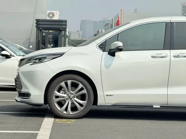 Toyota Sienna — Фото автомобиля 4