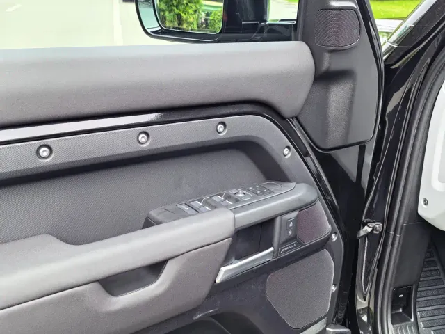 Land Rover Defender — Фото автомобиля 6