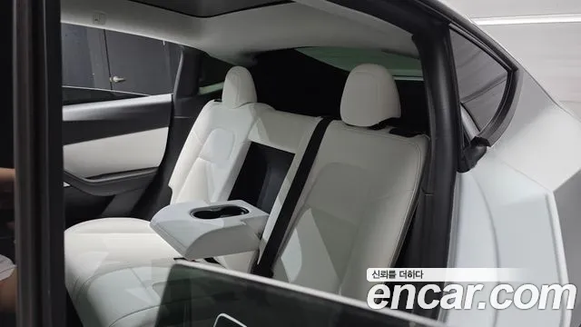 Tesla Model Y — Фото автомобиля 11