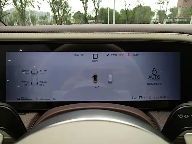 Denza Z9GT — Фото автомобиля 11