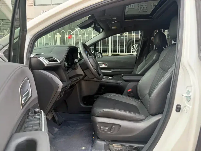 Toyota Sienna — Фото автомобиля 12