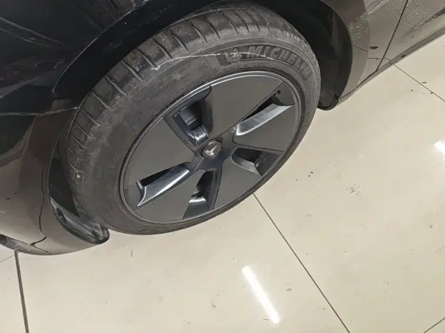 Tesla Model 3 — Фото автомобиля 22