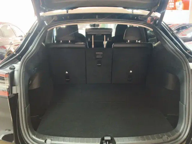 Tesla Model Y — Фото автомобиля 18