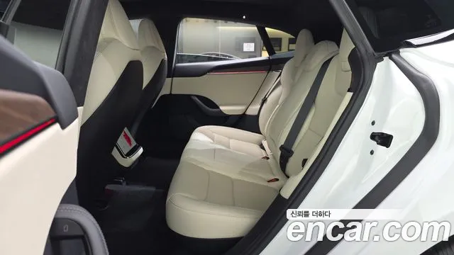 Tesla Model S — Фото автомобиля 18