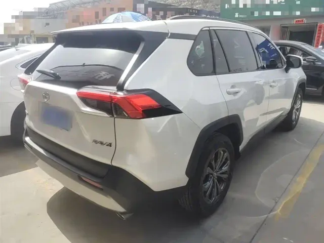 Toyota RAV4 — Фото автомобиля 6