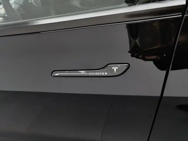 Tesla Model 3 — Фото автомобиля 18