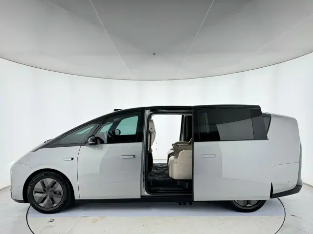 Li Auto MEGA — Фото автомобиля 10