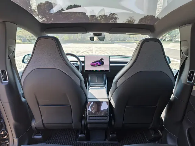 Tesla Model Y L — Фото автомобиля 9