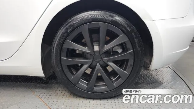 Tesla Model 3 — Фото автомобиля 20