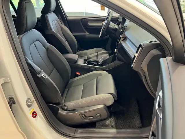 Volvo XC40 — Фото автомобиля 10