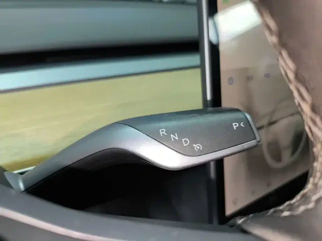 Tesla Model Y — Фото автомобиля 13