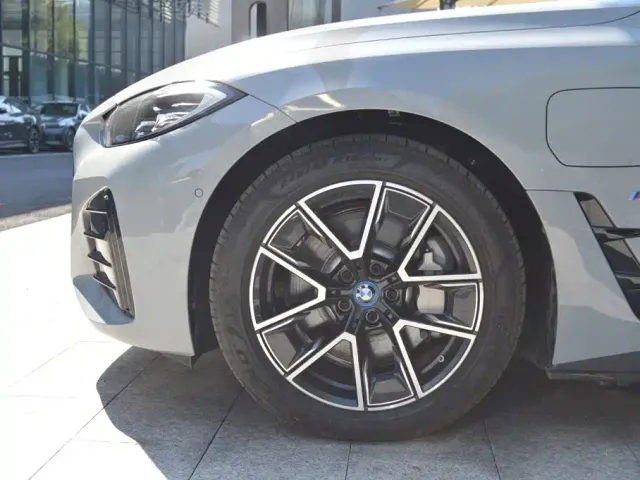 BMW i4 — Фото автомобиля 12